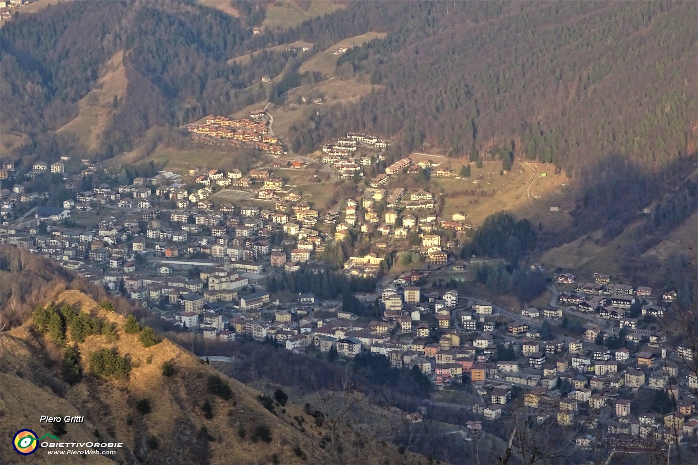 44 Zoom sull'abitato di Serina.JPG